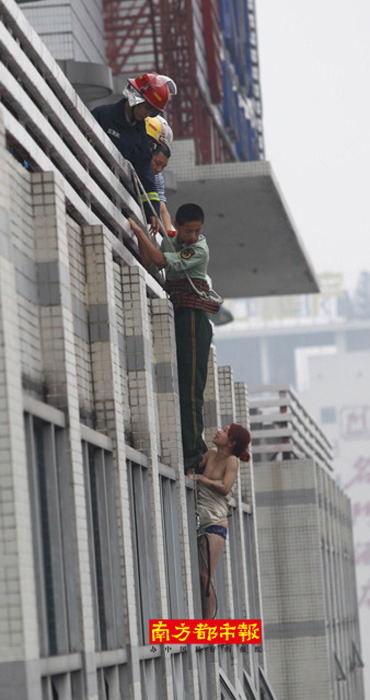 Ů�Ӹ�¥�������� Χ���߶¾Ȼ�����һ������