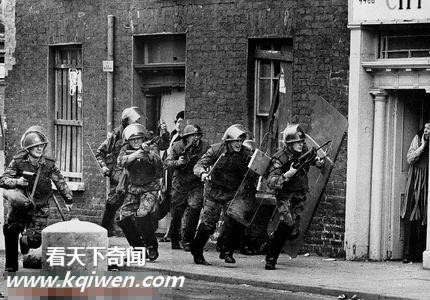 ͸�ھ�ͷ����ս���н�����ǹɱ�������˲��(��ͼ)